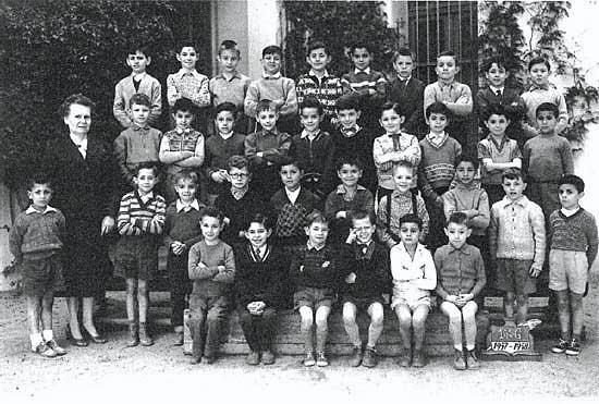 s_1957-1958_10eme G.jpg - Lycée Saint Aulaire - TANGER / MAROC  - Année scolaire: 1957-1958.photo 10ème - Photo communiquée par François LIMOUZIN-LAMOTHE, sur la rangée du haut (troisième à partir de la droite), les bras croisés.  Sur la rangée du haut, à partir de la gauche, à la 2ème et à la 3ème places, figurent respectivement Juan ISQUIERDO et Jean-michel DUBRAY. A la 4ème place, c'est Joseph COHEN. A la 5ème place, c'est Gregorio LOPEZ. A la 6ème place, c'est Eduardo SANCHEZ.A la 7ème place, c'est Christian HAUBEN. Tout à fait à droite de cette rangée, c'est Henri CALVET. Sur la rangée du dessous, à partir de la gauche, à la première place : Jean-François JOUBERT ; 2ème place : James AZIZA ; 3ème place : Rachid BEN KHAYAT ; 4ème place : François TROTET ; 5eme place : Jean-Pierre HUGUENIN ; 6ème place : Samuel COHEN ; 7ème place : Lionel DANAN (les bras croisés) ; 8ème place : Mounir HADJ NASSAR ; 9ème place ; Dominique DUBREUIL; 10ème place : Azzam MNARI ( Le nom de famille que porte aujourd'hui Azzam est ''KARBAK'') Sur la rangée suivante, à gauche de la dame (qui dirigeait la classe et dont j'ai malheureusement oublié le nom) figure Joseph BENTOLILA (qui croise les bras). Le 2ème enfant est François LERIN. A la 3ème place, c'est BENSMAINE et à la quatrième c'est Mustapha DAIMOUSSI. Celui qui porte des bretelles est Ian DAVIES (de nationalité canadienne). Immédiatement après celui-ci, c'est Mohamed AGNAO. Le dernier de cette rangée est Omar AGOUMI (avec les mains derrière le dos). Tout à fait en bas, parmi ceux qui sont assis, 1ère place: c'est Sydney LASRY; 2ème place c'est Jacobo ISRAEL; 3ème place: c'est Jean GERVAIS; 4ème place : c'est Jacques ARMENGAUD (celui qui touche son oeil); 5ème place: Farouk BIANCHI; Dernière place: c'est Luiz MUÑOZ. 